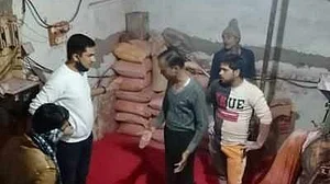 उत्तर प्रदेश: एसिड, गधे की लीद से बन रहे थे नकली मसाले, हिंदू युवा वाहिनी के सह मंडल प्रभारी की है फैक्टरी
