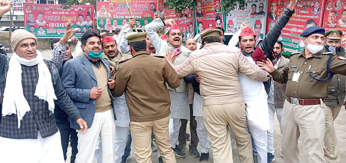 पश्चिमी उत्तर प्रदेश के जिलों में खुलकर हुआ किसान कानूनों का विरोध, विपक्षी और किसान नेताओं को किया गया नजरबंद