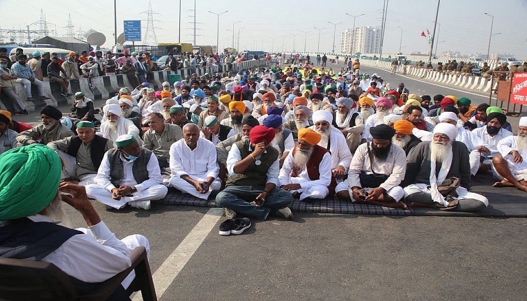 दिल्ली की सीमाओं को सील करने के ऐलान का दिखने लगा असर, किसानों ने दिल्ली-कौशांबी रोड को किया ब्लॉक