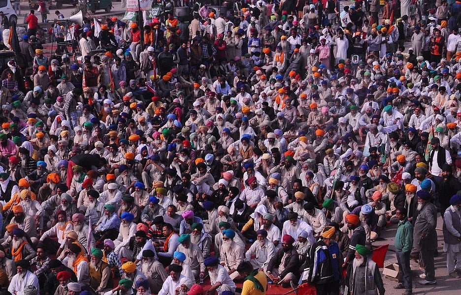 सिंघु बॉर्डर पर तेज हुआ किसान आंदोलन, मोदी सरकार के खिलाफ जमकर हो रही नारेबाजी