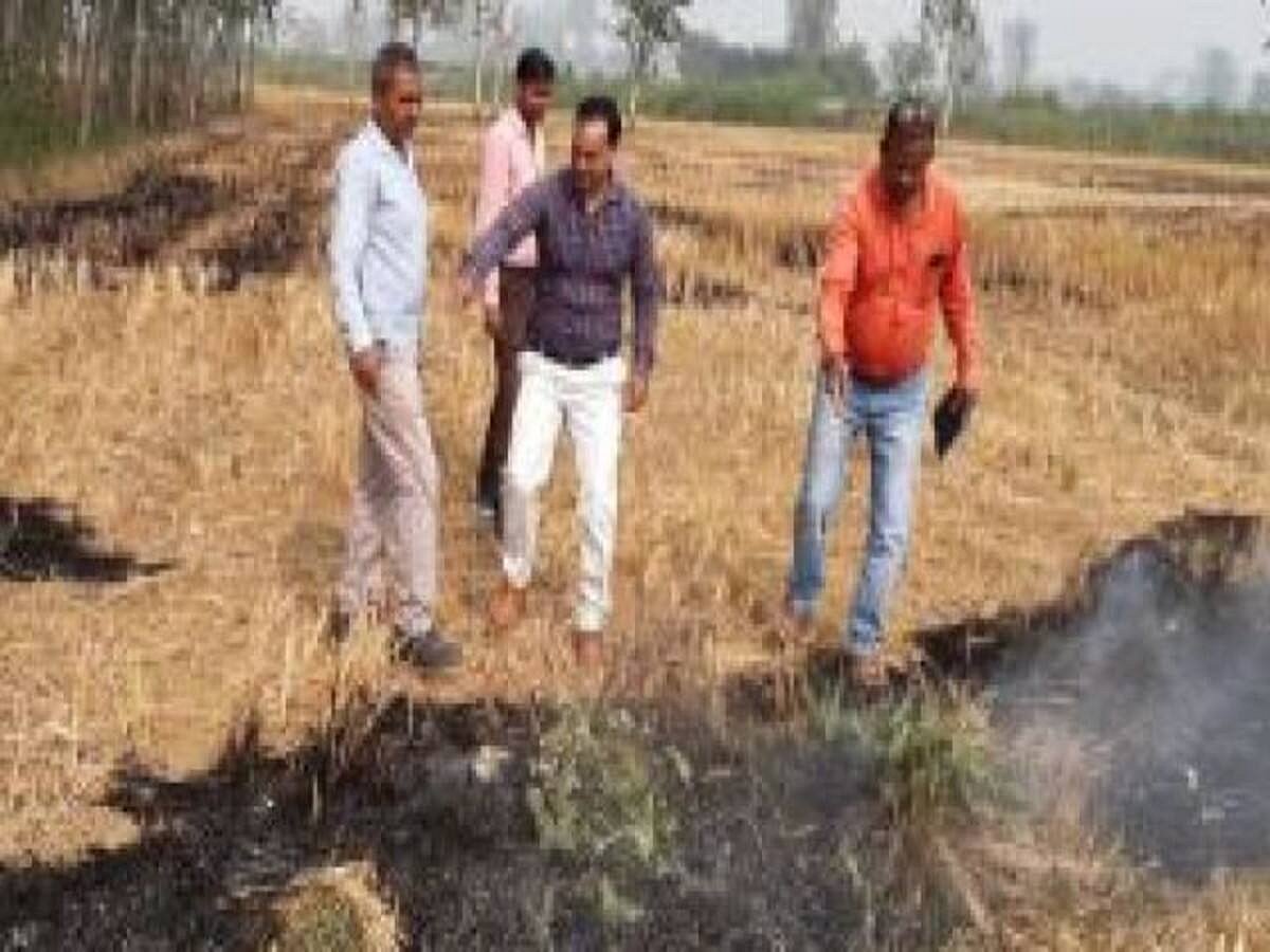 पराली की आंच में पंचायत चुनावों की खिचड़ी पका रही योगी सरकार, विरोधियों को निपटाने के लिए दर्ज किए जा रहे मुकदमे