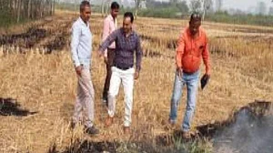 पराली की आंच में पंचायत चुनावों की खिचड़ी पका रही योगी सरकार, विरोधियों को निपटाने के लिए दर्ज किए जा रहे मुकदमे