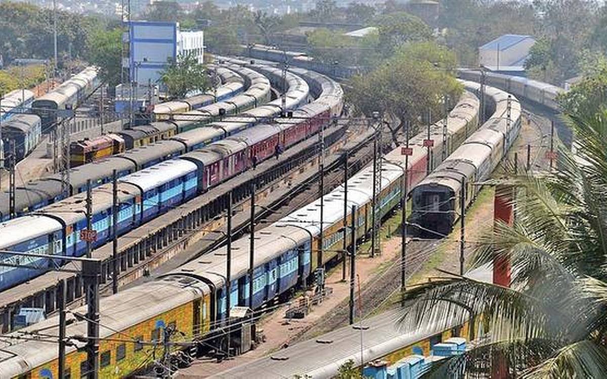 नौकरी पर एक और बुरी खबर, रेलवे में नए पदों के सृजन पर रोक, केवल सुरक्षा से जुड़ी बहाली कायम