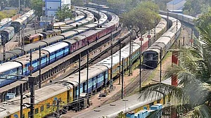 नौकरी पर एक और बुरी खबर, रेलवे में नए पदों के सृजन पर रोक, केवल सुरक्षा से जुड़ी बहाली कायम