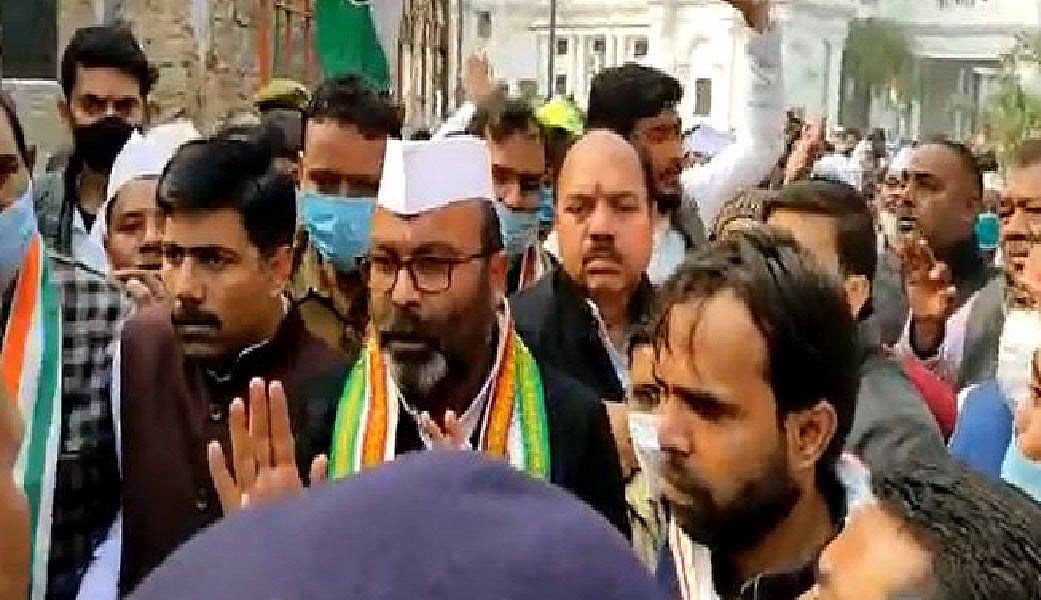 गांधी प्रतिमा पर माल्यार्पण करने से रोके जाने पर उपवास पर बैठे अजय लल्लू, प्रियंका बोलीं- ये लोकतंत्र की हत्या है