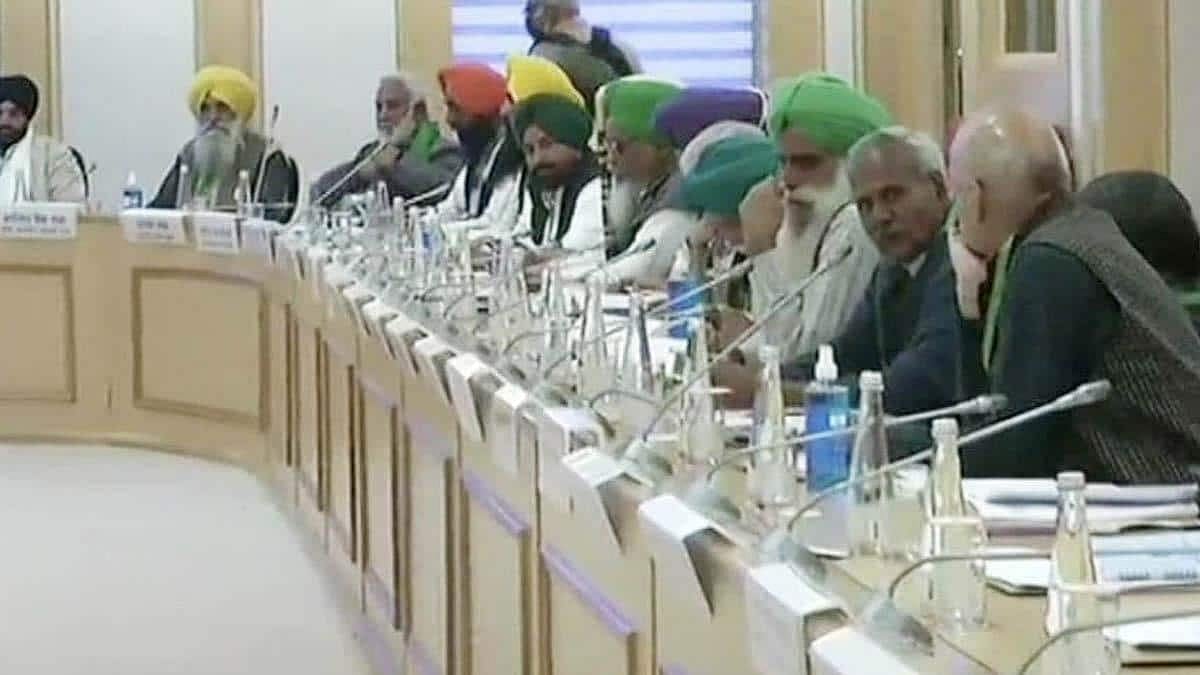 Farmers Protest LIVE: किसान आंदोलन को देखते हुए ढीले पड़े सरकार के तेवर, बीच का रास्ता निकालने की कोशिश