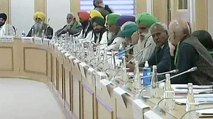 Farmers Protest LIVE: किसान आंदोलन को देखते हुए ढीले पड़े सरकार के तेवर, बीच का रास्ता निकालने की कोशिश