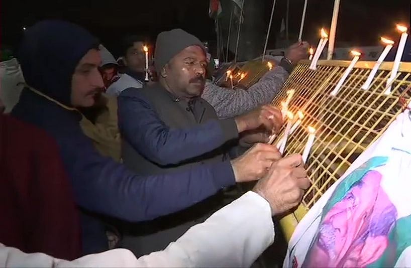 Farmers Protest LIVE: गाजीपुर बॉर्डर पर आंदोलनरत किसानों ने नए साल की पूर्व संध्या पर निकाला कैंडल मार्च
