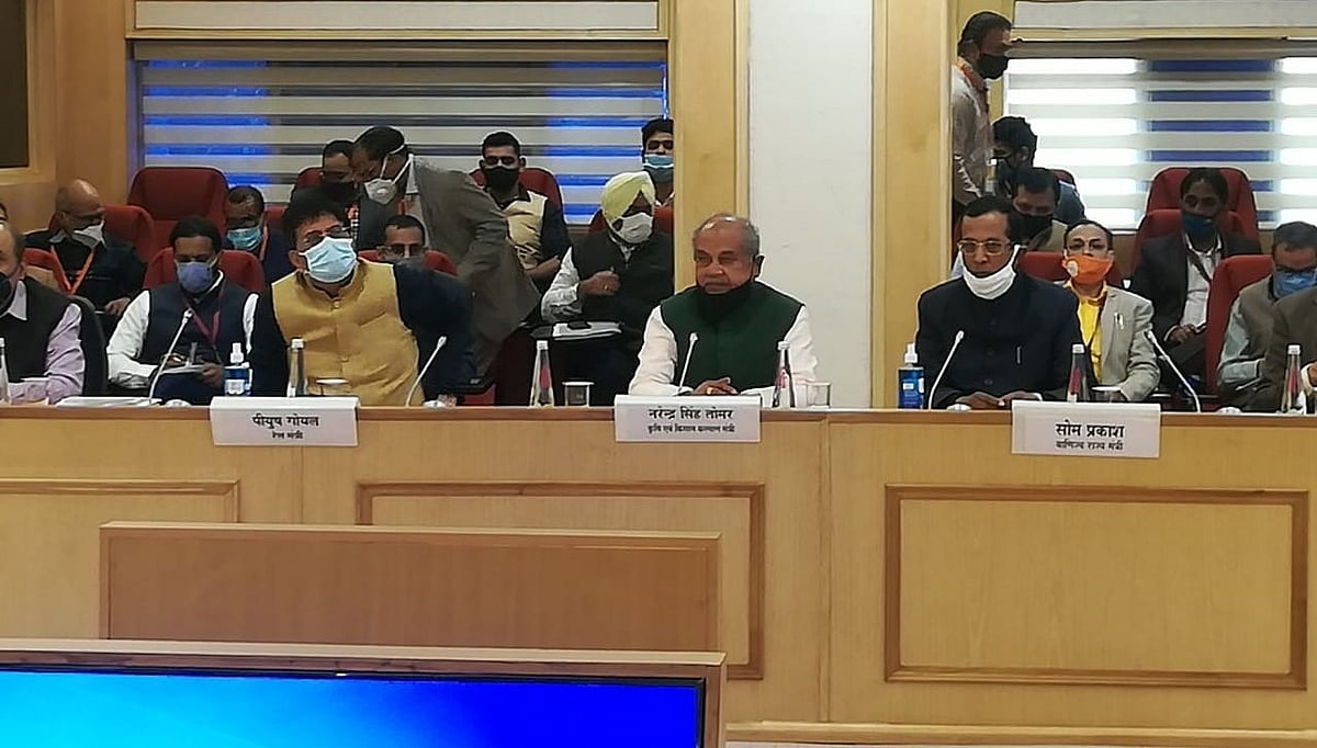 किसान आंदोलन को देखते हुए ढीले पड़े सरकार के तेवर, बीच का रास्ता निकालने की कोशिश तेज