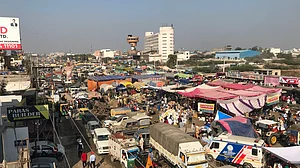 किसान आंदोलन को बदनाम करने की सरकारी कोशिशों के बीच किसानों ने बनाई नई रणनीति, सरकार को दफ्तर पहुंचने से रोकेंगे