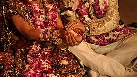 बिहार में दिल दहला देने वाली घटना: प्रेमी की शादी से नाराज प्रेमिका ने दुल्हन के बाल काटे, आंखों में डाली फेवीक्विक
