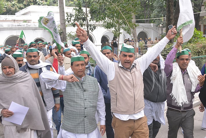 पश्चिमी उत्तर प्रदेश के जिलों में खुलकर हुआ किसान कानूनों का विरोध, विपक्षी और किसान नेताओं को किया गया नजरबंद
