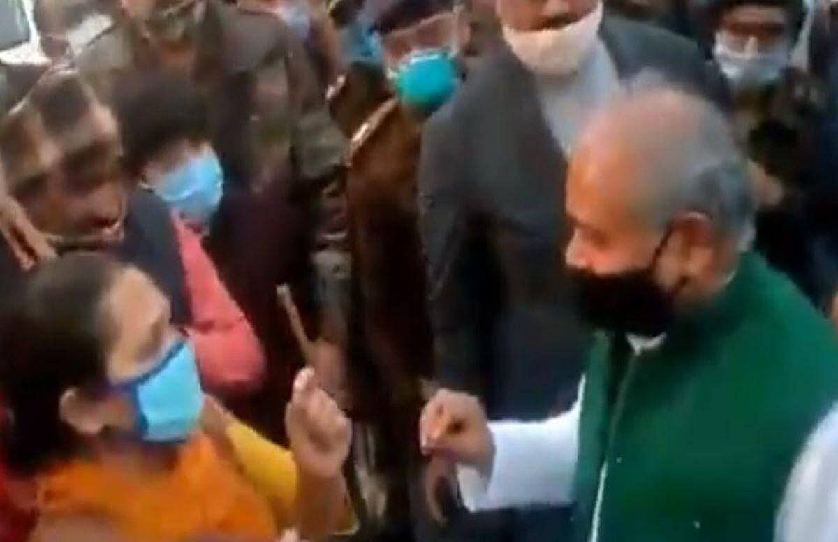 ग्वालियर में किसान सम्मेलन करने पहुंचे तोमर को महिला ने घेरा, पूछा- दिल्ली में ठिठुरता किसान नहीं दिख रहा?