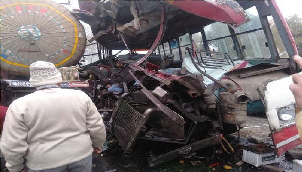 UP के संभल में दर्दनाक सड़क हादसा, बस और गैस टैंकर की टक्‍कर में 6 से ज्यादा लोगों की मौत, 25 घायल  