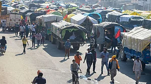 एक कविता ने करा दिया सीएम शिवराज को ट्रोल, पत्नी साधना सिंह के नाम पर दूसरे की लिखी कविता शेयर करने का आरोप