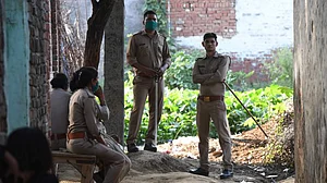 हाथरस केसः सीबीआई चार्जशीट से यूपी पुलिस पर उठे सवाल, समय पर मेडिकल नहीं कराने का भी आरोप