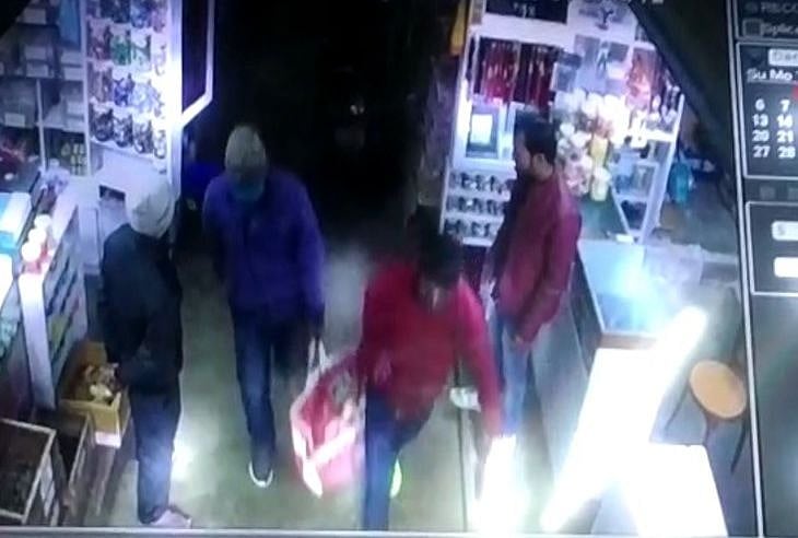 बिहार में दिनदहाड़े 5 करोड़ के गहनों की लूट, नीतीश सरकार में कानून-व्यवस्था पर खड़ा हुआ सवाल