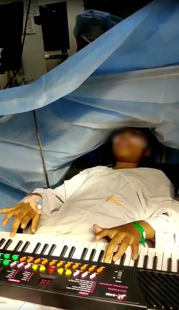अद्भुत! 9 साल की बच्ची पियानो बजाती रही, डॉक्टर करते रहे ब्रेन की सर्जरी