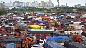 किसानों के समर्थन में उतरे ट्रांसपोर्टर, मांगे नहीं मानी गईं तो 8 दिसंबर से देश भर में ट्रकों का चक्का जाम होगा