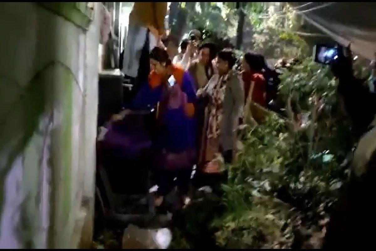 दिल्ली : सीएम हाउस के बाहर तोड़फोड़, बीजेपी कार्यकर्ताओं ने तोड़े सीसीटीवी कैमरे