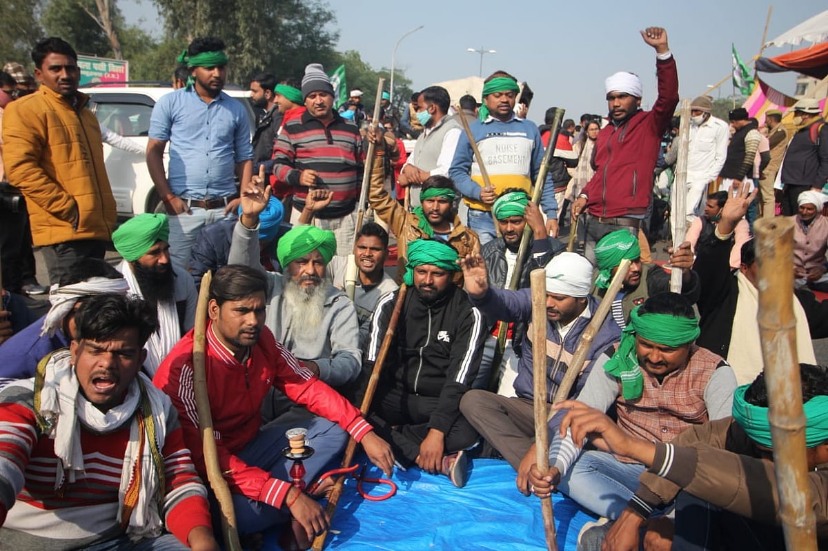 किसानों को सड़कों से हटाने की अर्जी पर सुप्रीम कोर्ट का केंद्र-राज्य सरकारों को नोटिस, कल तक मांगा जवाब 
