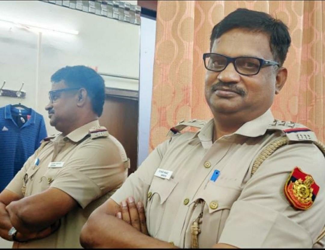 थाना संभालने के साथ मुशायरे की महफिल जमा रहे सुहैब फारूकी, बीते 10 सालों से नजर आ रहे दो किरदार में