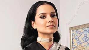 कंगना ने शेयर की रेड बिकनी में फोटो, लोग बोले- देश की संस्कृति की बात करने वाली को ये शोभा नहीं देता, देखें तस्वीरें