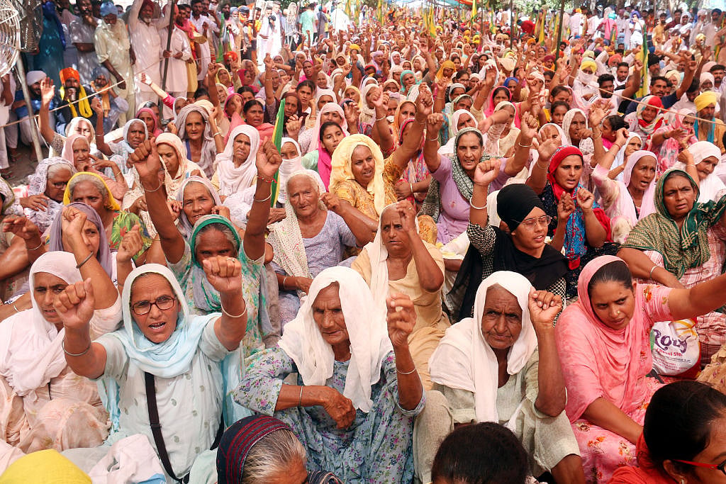 मृणाल पांडे का लेख: महिलाओं के संवैधानिक हकों में निरंतर लगती सेंध और स्त्री प्रश्नों के आईने में राज-समाज