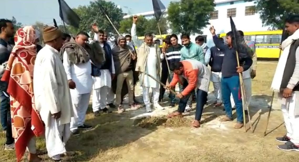 हरियाणा में किसानों ने खोद डाला दुष्यंत चौटाला के लिए बना हेलीपैड, रद्द करना पड़ा दौरा