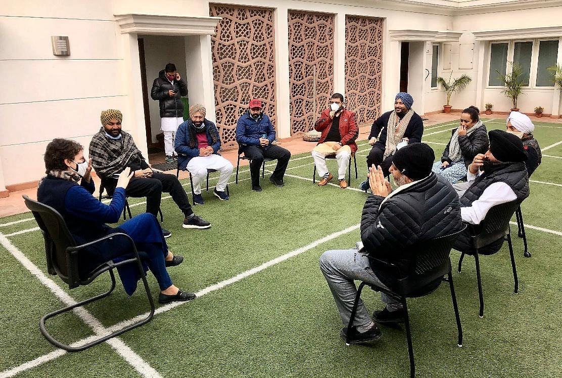दिल्ली: कांग्रेस सांसदों से मिलीं प्रियंका गांधी, जंतर-मंतर पर 32 दिनों से कृषि कानूनों का कर रहे हैं विरोध 