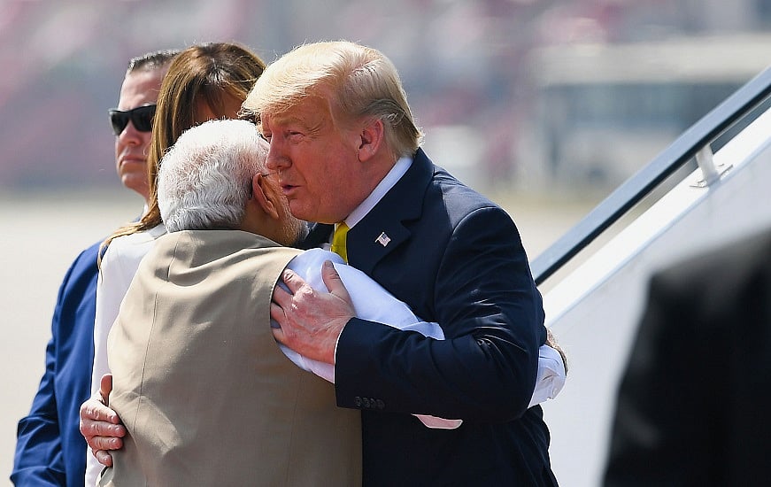 विष्णु नागर का व्यंग्यः दो बिछड़े भाइयों की कहानी, छोटे ने बड़े को दिखाई घटियापन के शिखर की राह!
