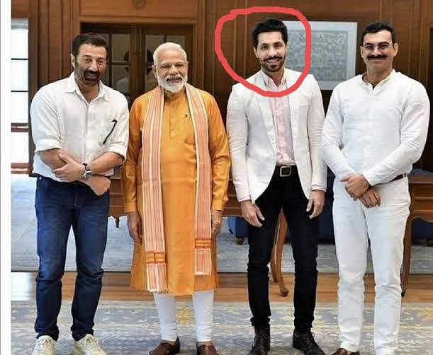 प्रधानमंत्री नरेंद्र मोदी और बीजेपी सांसद सनी देओल के साथ दीप सिंधु