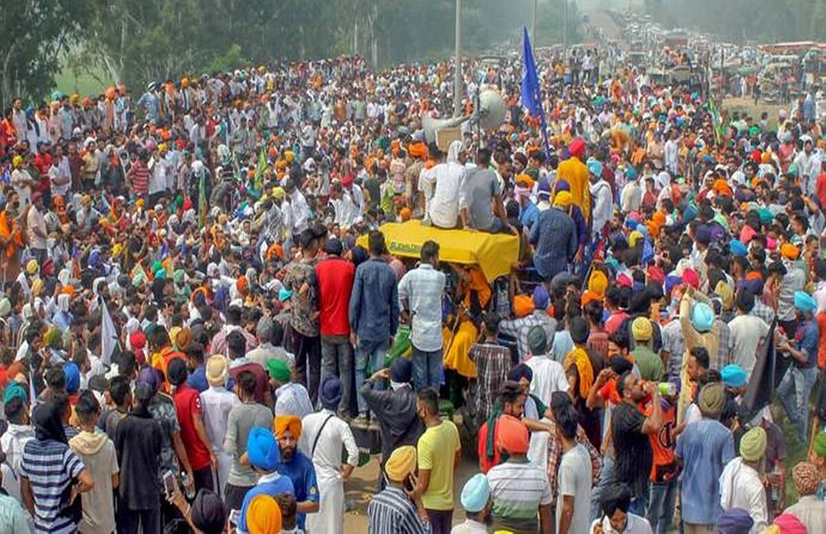 किसानों को रोकने में यूपी पुलिस नाकाम! ट्रैक्टर रैली में शामिल होने बड़ी संख्या में दिल्ली आ रहे किसान