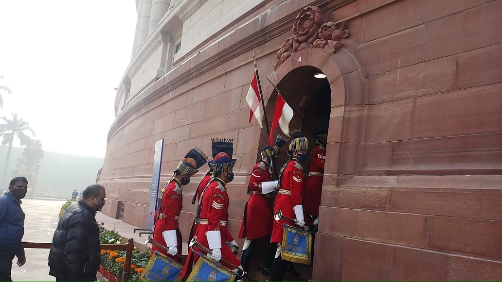 अर्थ जगत की 5 बड़ी खबरें: आर्थिक सर्वे में कई बड़े खुलासे, जानें कब पटरी पर लौटेगी भारतीय अर्थव्यवस्था