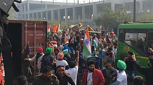 वीडियो: दिल्ली में दिखा असली गणतंत्र, किसानों की ट्रैक्टर परेड के आगे सरकार ने डाले हथियार!
