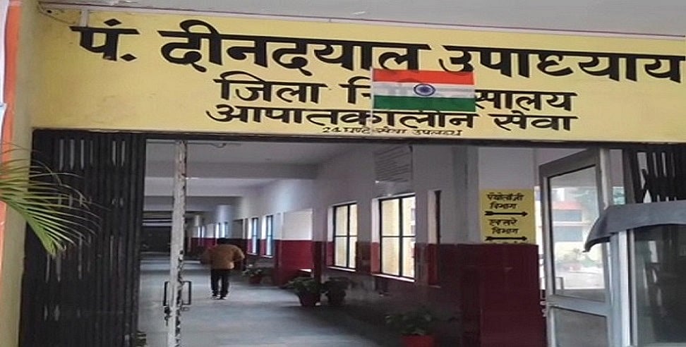 अजब यूपी की गजब कहानी! जिला अस्पताल में मरीजों के बेड पर ‘लेट’ गया कुत्ता, CMO ने कहा- ये बहुत...