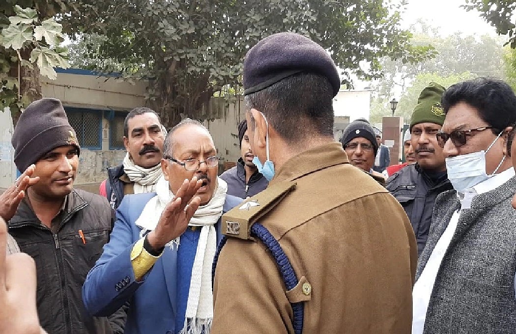 ...जब राबड़ी देवी के आवास में भिड़ी नीतीश और तेजस्वी की पुलिस! जमकर मचा बवाल, जानें क्या है पूरा मामला    