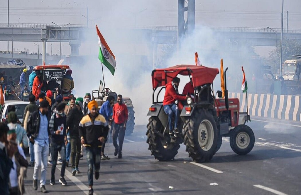लाठीचार्ज के बाद दिल्ली में बिगड़े हालात! आश्रम के पास पुलिस ने सड़क किया ब्लॉक, कई जगह टकराव की स्थिति 