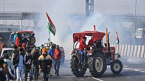 लाठीचार्ज के बाद दिल्ली में बिगड़े हालात! आश्रम के पास पुलिस ने सड़क किया ब्लॉक, कई जगह टकराव की स्थिति