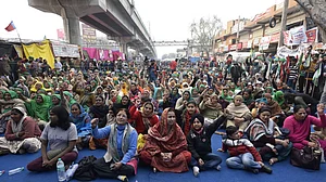सरकार की चालबाजियां और झूठ देख चुके किसान आखिर कैसे मान लें कि नए कृषि कानूनों से खेतों में अनाज नहीं सोना उगेगा!