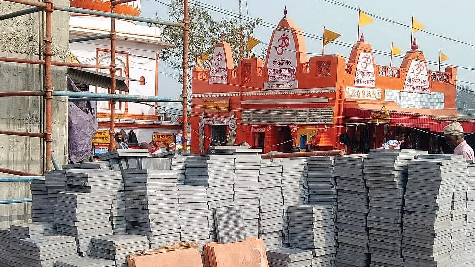 मकर संक्रांति स्नान के बाद भी हरकी पैड़ी पर निर्माण का काम पूरा नहीं हुआ। जगह-जगह पर ऐसे ढेर मिल जाएंगे