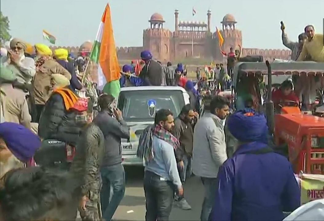 लाल किले के अंदर दाखिल हुए किसान, फहराया अपना झंडा