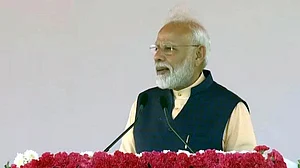 विष्णु नागर का व्यंग्यः ऐसा प्रधानसेवक कहां मिलेगा, जो हमेशा जनता की तरफ पीठ किए रहता है!