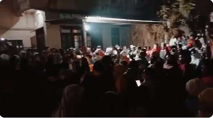 राकेश टिकैत के रोने से किसानों में रोष, घर पर उमड़ा जनसमूह, कल मुजफ्फरनगर में महापंचायत