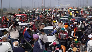 खरी-खरी: किसानों की मजबूत और अडिग आवाज के सामने फीकी पड़ती 'सम्राट मोदी' की जयजयकार