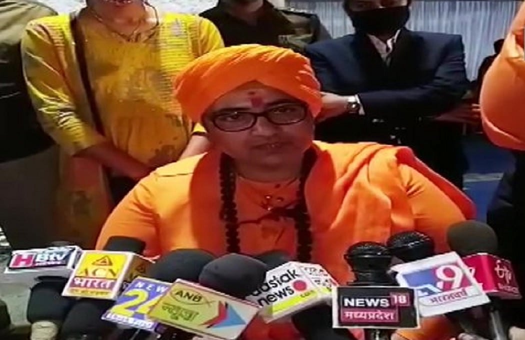 BJP सांसद प्रज्ञा ठाकुर ने बापू के हत्यारे गोडसे की देशभक्तों से की तुलना! दिग्विजय सिंह के बयान पर दी प्रतिक्रिया