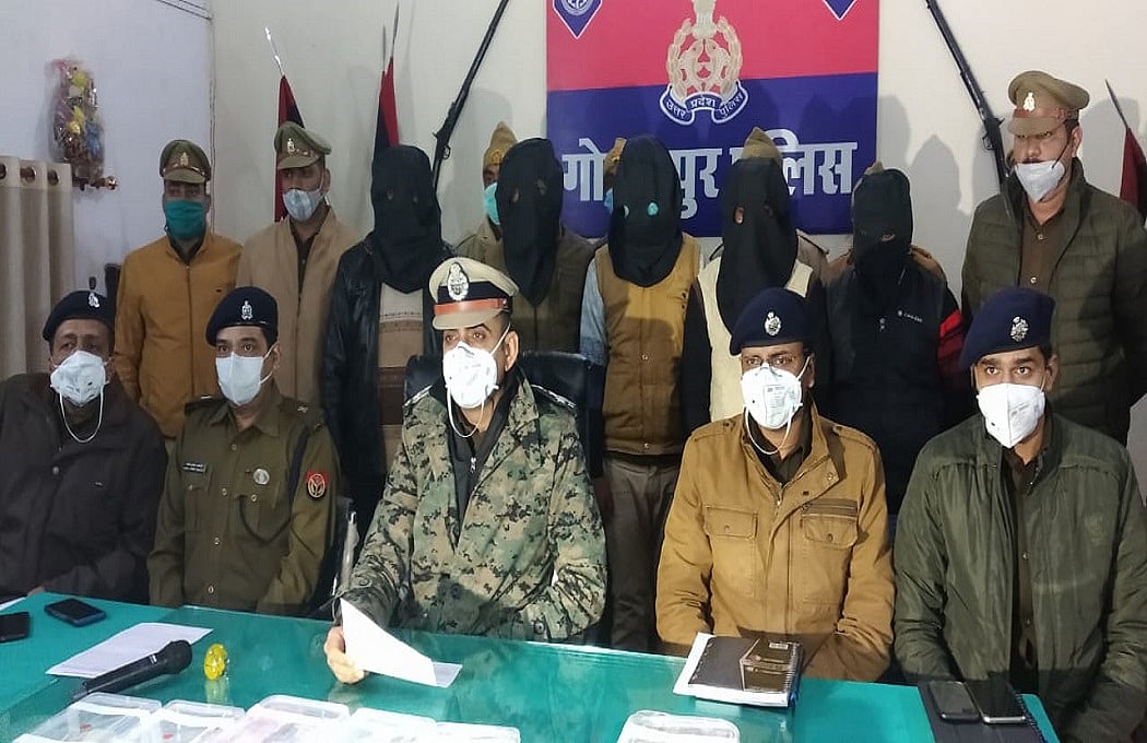 CM सिटी गोरखपुर में योगी की पुलिस खुद कर रही लूट, सर्राफा व्यापारियों से लूटे 30 लाख, हुए गिरफ्तार   