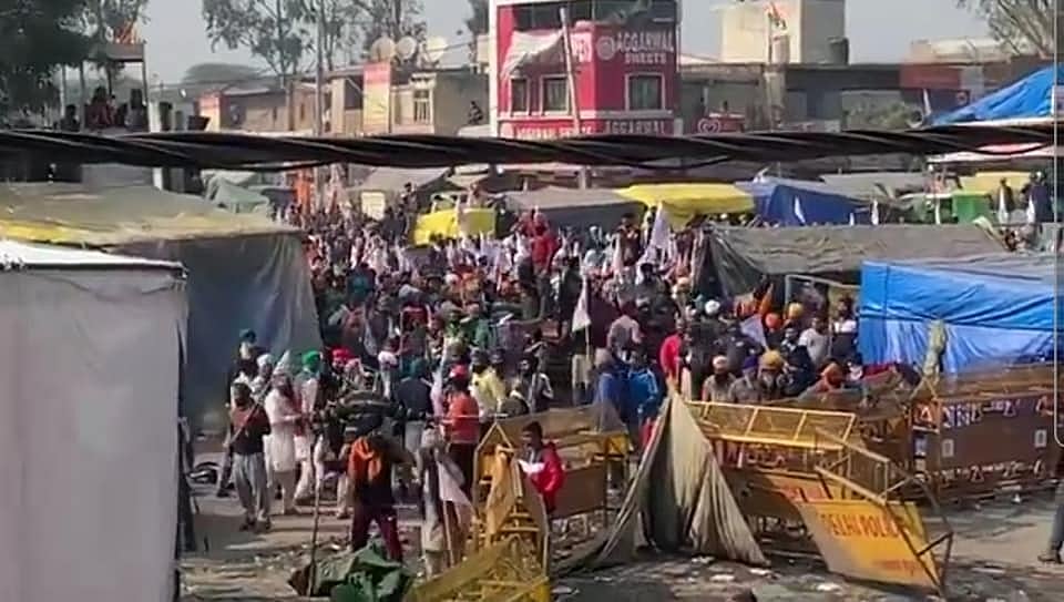 किसान आंदोलन के बीच सिंघु बॉर्डर पर बवाल! स्थानीय लोगों और किसानों के बीच झड़प, पुलिस ने किया लाठीचार्ज  