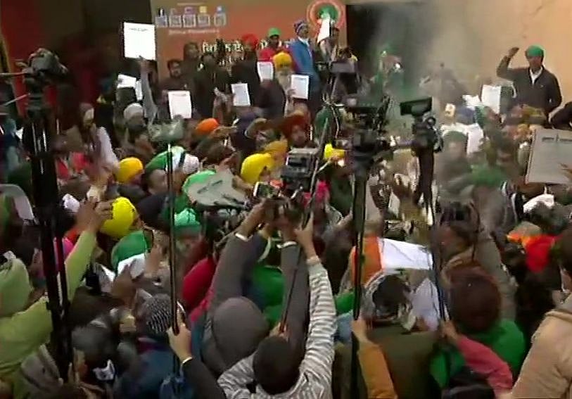 Farmers Protest LIVE: टिकरी और सिंघु बॉर्डर पर किसानों ने जलाई नए कृषि क़ानूनों की प्रतियां 