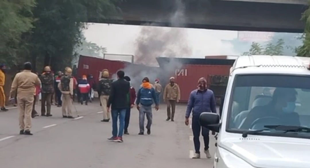 दिल्ली से सटे गुरुग्राम की दहलीज पर पहुंचे आंदोलनकारी किसान, हरियाणा सरकार ने सख्त की सुरक्षा